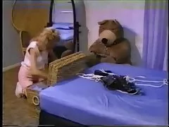 Một cô phim sec nguoi du thu gái trẻ tóc vàng đi theo sự dẫn dắt của một người đàn ông trưởng thành và đồng ý làm tình
