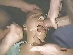 Một cặp đôi đầy màu sắc fim sec nguoi va thu bắt đầu làm tình trong một gian hàng và tiếp tục đi lên cầu thang ở lối vào