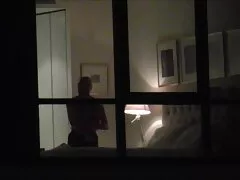 Một cô gái trẻ khỏa thân đi qua các đường phố và cho video sec thu thấy cô ấy khỏa thân âm hộ