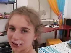 Một bảo mẫu trẻ đồng ý tham gia sec lon dit nguoi vào nhóm quan hệ tình dục với một cặp vợ chồng trưởng thành đã kết hôn