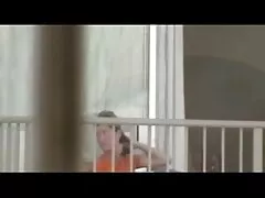 Một bespectacled chàng hung hăng phim sec thu my fucks một trưởng thành bà nội trợ trên các đi văng