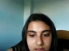 Một pim sec thu trẻ brunette đứng trên giường với ung thư và chị với một quý ông